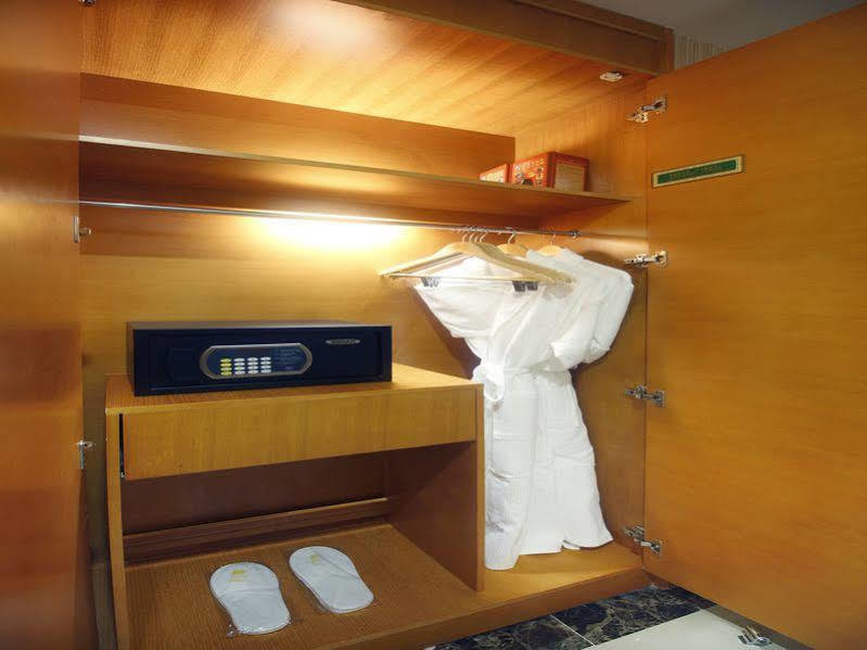 Hanting Express Sanya The First Market Branch Hotel Exteriör bild